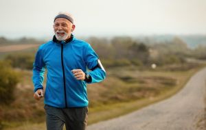 Man exercising as part of healthy habits to help prevent urinary leakage